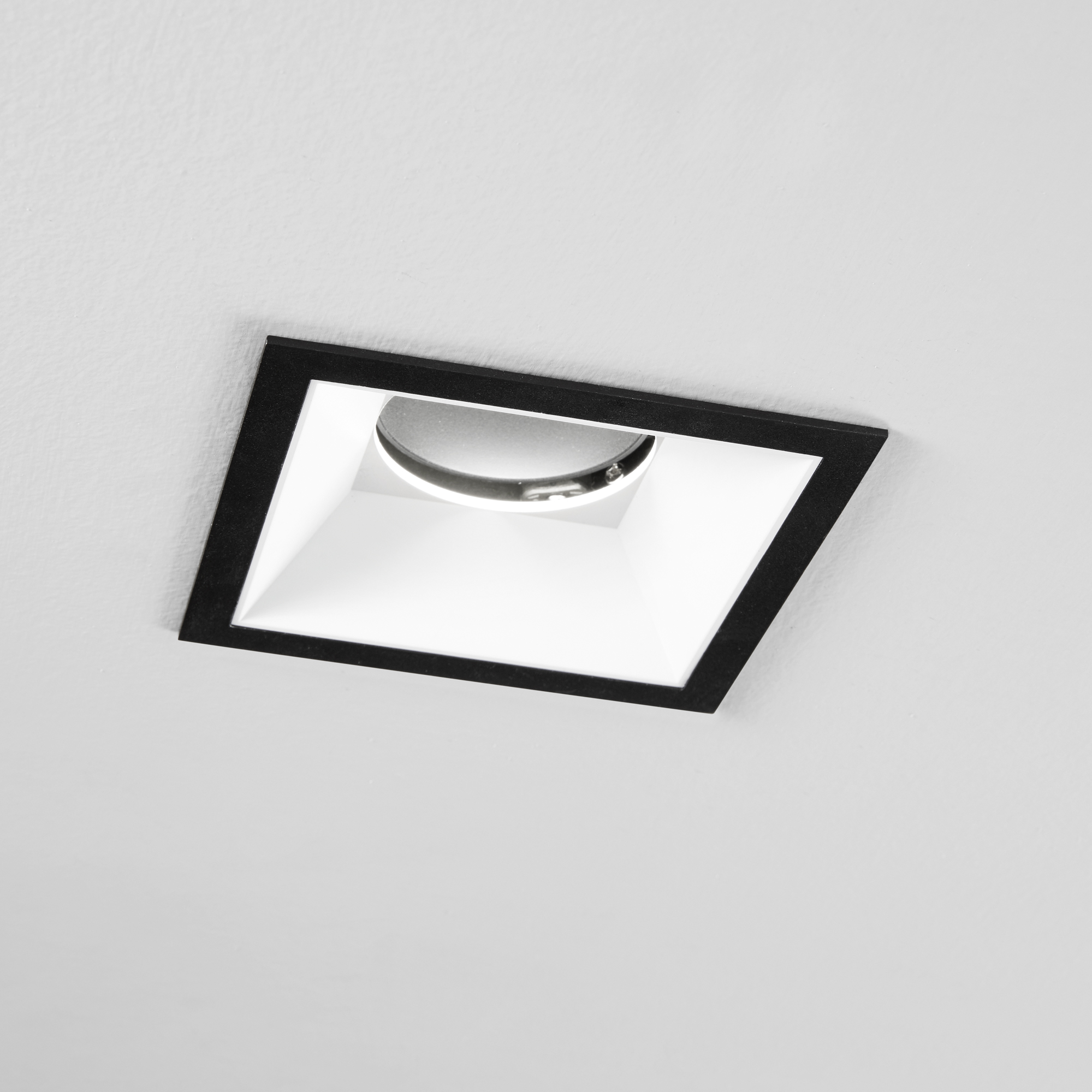Ugradbena svjetiljka Zeus Frame Trim Square 21W – naglašavanje elemenata