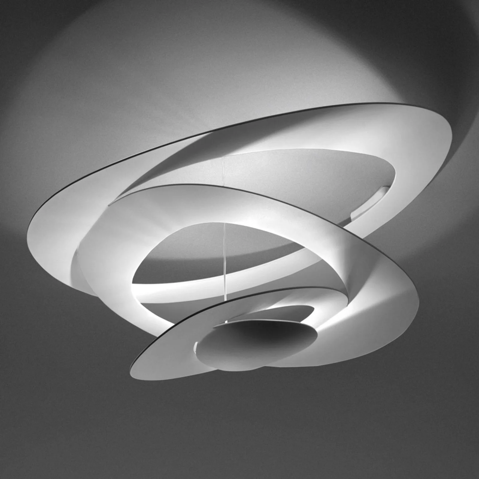 Artemide svjetiljka – moderni minimalistički dizajn