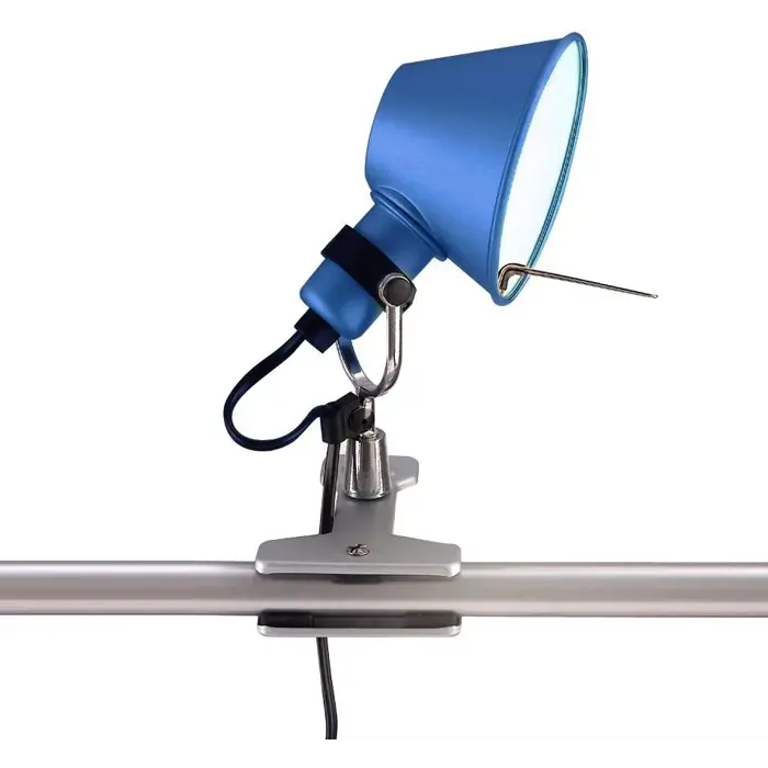 tolomeo-micro-pinza-svjetiljka-s-kvacicom-plava-artemide-31625-02171237.webp